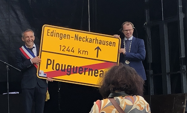 Ein Bild, das Kleidung, Person, Mann, Anzug enthält.
Automatisch generierte Beschreibung